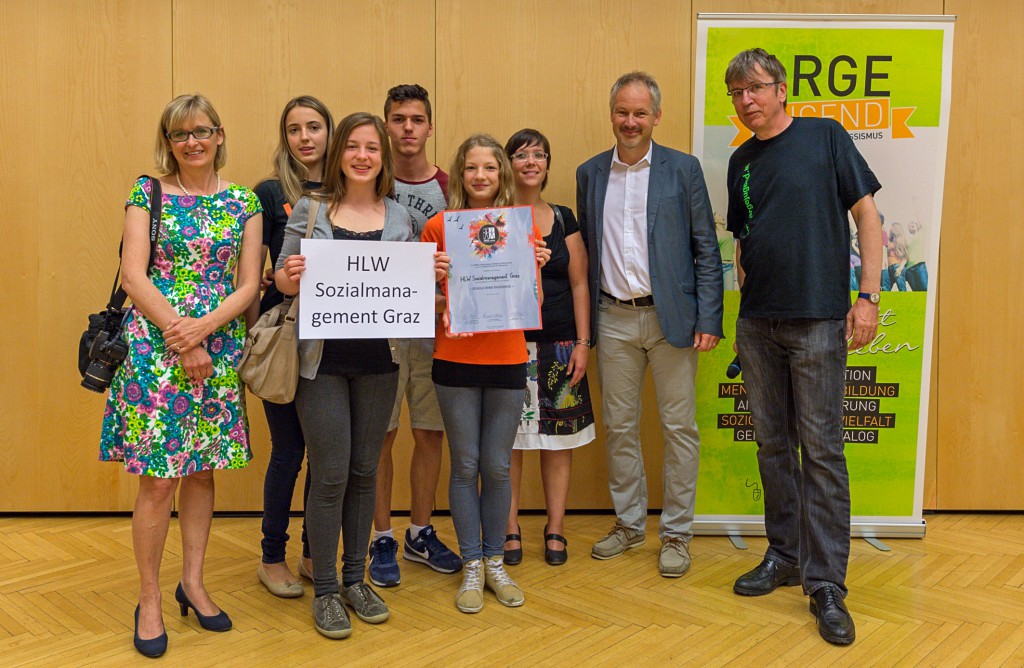 Die HLW Sozialmanagement Graz erhält ihre Urkunde von Gemeinderat Thomas Rajakovics. Foto: Johannes Gellner